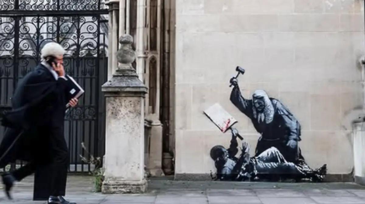 Banksy vuelve a Londres con una pintura ante el edificio del Tribunal de Justicia