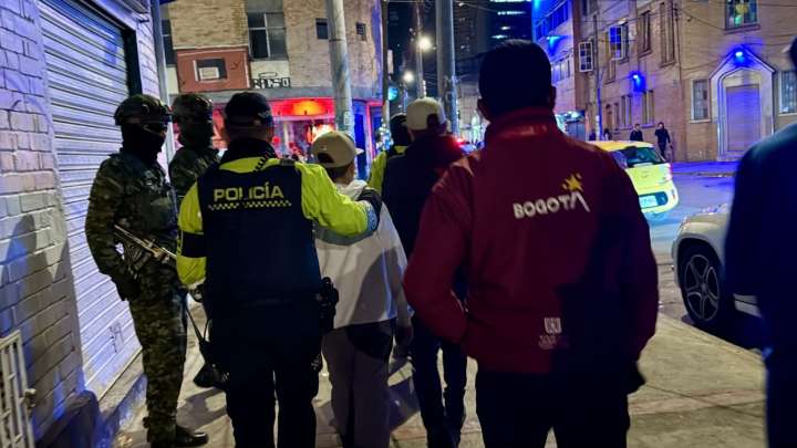 ¡Golpe a la delincuencia en Bogotá! Megaoperativo en Los Mártires deja 17 armas incautadas y 3 establecimientos cerrados