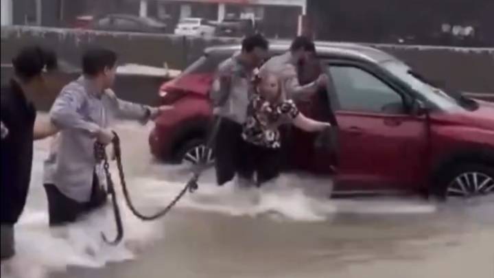 Ciudadanos rescatan a abuelita atrapada en inundación en Monterrey
