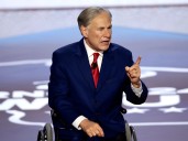 Greg Abbott pidió que despidan a una profesora de Texas tras un video que se viralizó