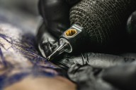 El hombre más tatuado del mundo decidió quitarse los del rostro y el cambio eriza la piel (Fotos)