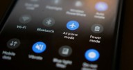 Activar el modo avión al cargar tu celular puede ahorrarte mucho dinero: para qué sirve y cómo hacerlo en pocos pasos