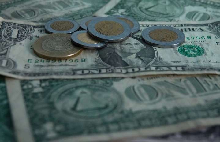 El dólar se debilita y el oro brilla, EU en la mira
