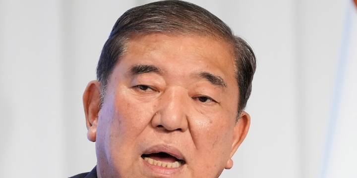 El primer ministro japonés Shigeru Ishiba anunció su renuncia un día antes de la votación de censura en su partido