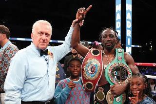Crawford derrotó a “Canelo” y se consagró campeón indiscutido del peso supermediano