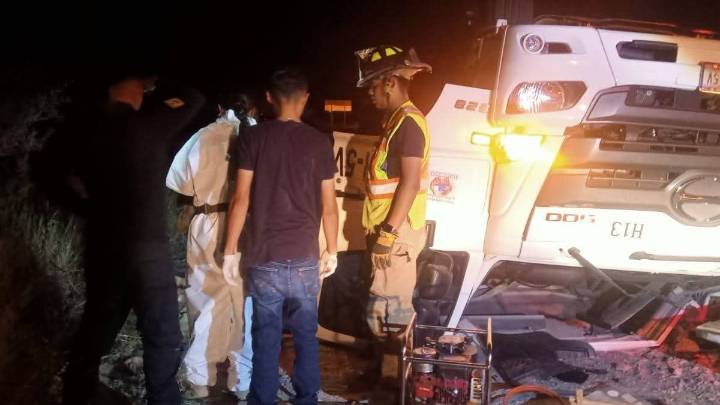 Chofer de tractocamión muere prensado tras volcadura en carretera Torreón