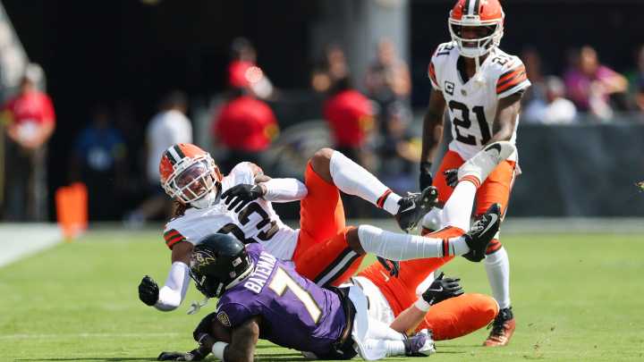 Browns CB Denzel Ward goes to locker room with cramps