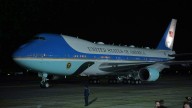 Un controlador pierde la paciencia con un piloto por aproximarse al Air Force One de Trump: "Deja el iPad!"