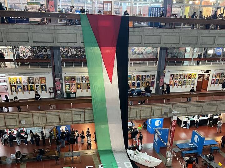 Acusan al decano de censura. Desplegaron una gigantesca bandera palestina en la UBA y las autoridades advierten que no tenían “autorización”