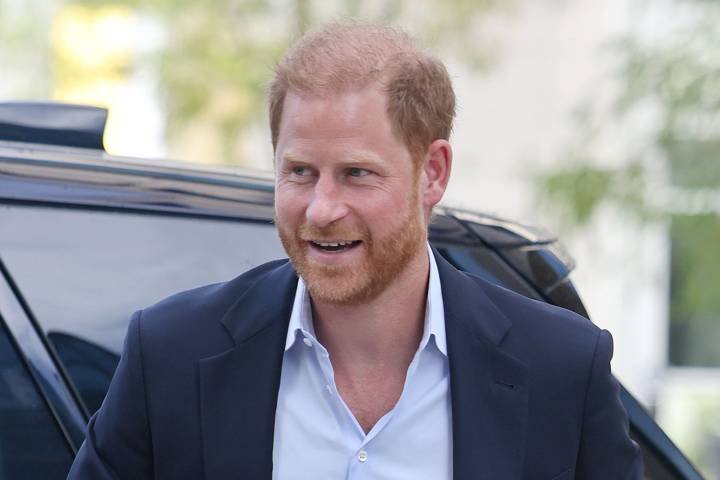 El príncipe Enrique llega a palacio para visitar a su padre, Carlos III, según la BBC