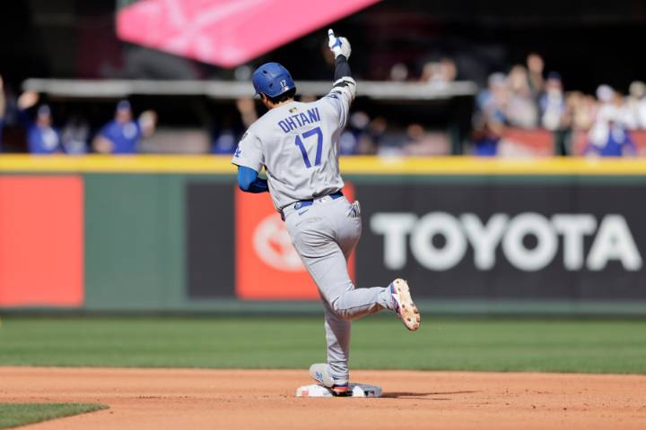 Kershaw works 5⅓ scoreless innings in final regular-season start as Dodgers top Mariners 6