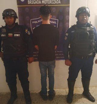 ¡Detenido en el Súper 900! Hombre agrede brutalmente a empleada en un violento incidente.