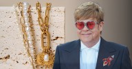 Elton John hizo joyas con sus huesos: ‘Pregunté al cirujano si podía quedarme mis rótulas’