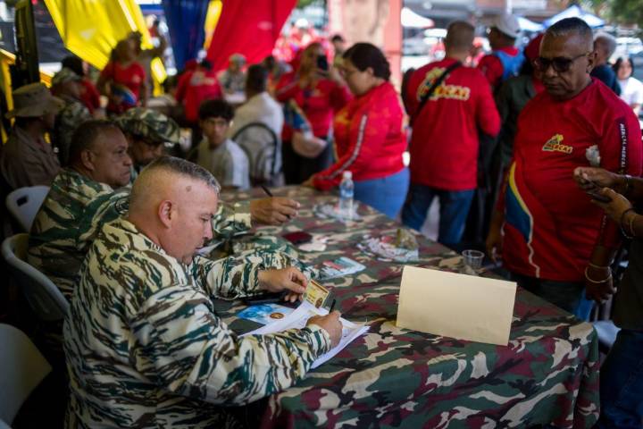 Titular de Defensa venezolano advierte que lucharán si EE.UU. «pone un...