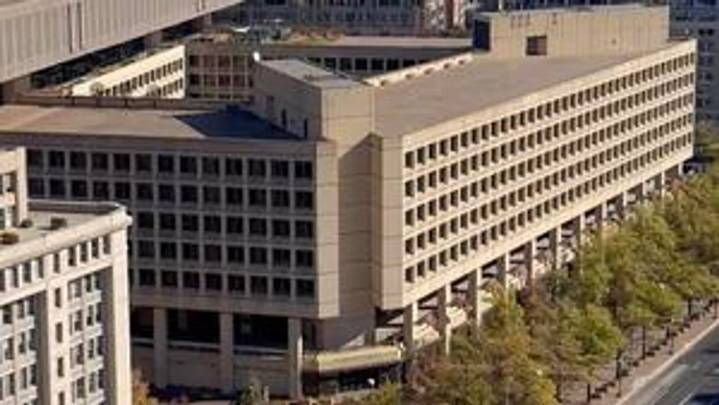 El exdirector del FBI fue acusado por la divulgación de información confidencial