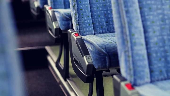 Las familias del IES Ángel Sanz Briz de Casetas protestan por los retrasos en el transporte escolar