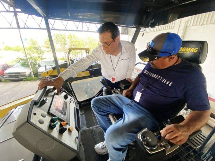 Capacita Centro SICT Chihuahua a operadores de tren de pavimentación
