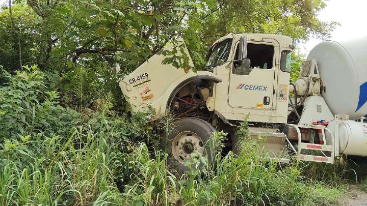 Atlapexco: Revolvedora de cemento choca contra un cerro tras supuesta falla mecánica