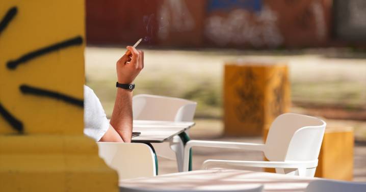 La ley antitabaco da un paso más: Sanidad quiere prohibir fumar en terrazas, piscinas y parques infantiles