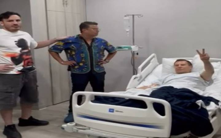 Extirpan piedra en vía urinaria a Julio César Chávez