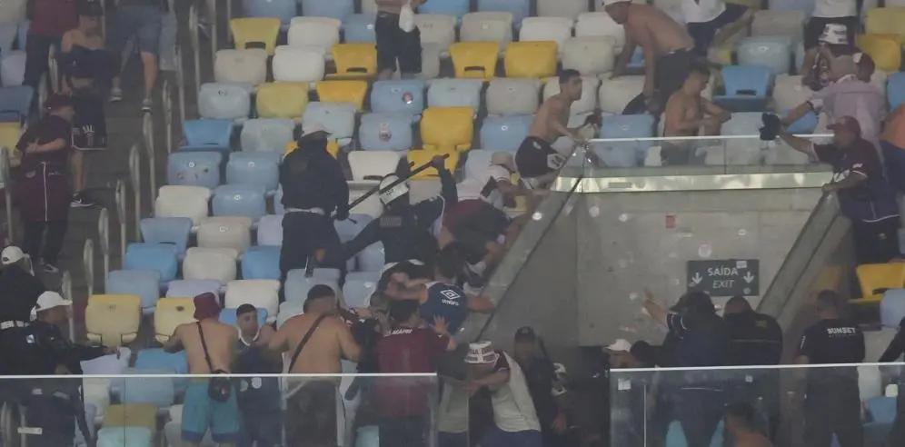 Violencia en Brasil contras los hinchas argentinos: Palazos y gases de la Policía contra los fanáticos de Lanús vs Fluminense