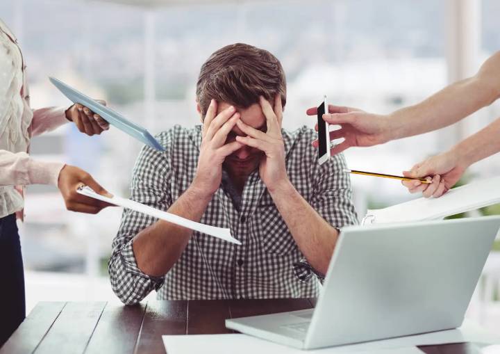 Mitad de trabajadores en México encuestados por OCC enfrenta estrés laboral