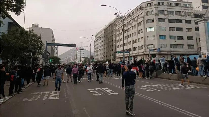 Jóvenes y colectivos sociales marchan por segundo día consecutivo contra el gobierno de Dina Boluarte y el Congreso
