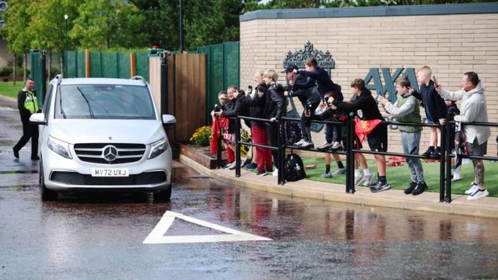 Liverpool sign Isak from Newcastle for British record fee