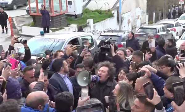 Otra vez fracasó un acto de Milei: no pudo recorrer Ushuaia por una marcha opositora