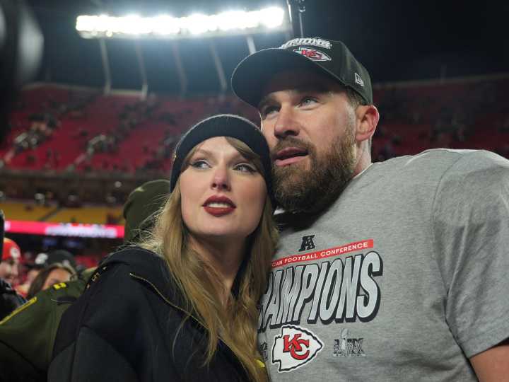 Taylor Swift y Travis Kelce hicieron su primera aparición pública comprometidos: ¿arranca la era nupcial?