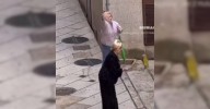 La surrealista pelea de dos mujeres entre escobas y gas pimienta en Ourense se vuelve viral: "No paro de reír"