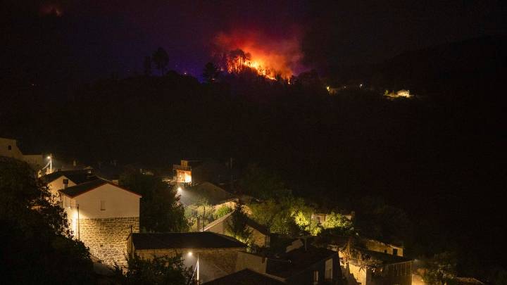 Los dos incendios de Galicia queman más de 1.600 hectáreas y activan el nivel 2 de emergencia