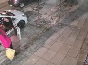 La dramática escena de una nena con un globo y las manos en alto en medio del violento robo a una familia