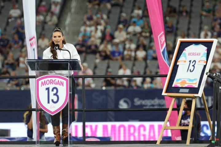 Alex Morgan thanks fans as Wave retire her number