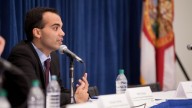 Debate en EE.UU. por el apoyo financiero a Argentina: críticas de Rohit Chopra y respaldo del Tesoro