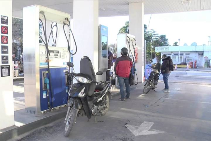 La venta de combustibles subió 0,41% interanual, pero cayó frente a julio