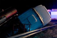 Camión con cisterna vacía volcó tras despistar en la Autovía 12