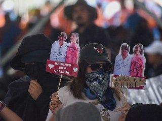 Estudiantes protestan durante informe de Claudia Sheinbaum en Toluca