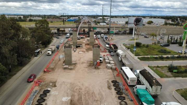 Presume Seduvop avances del mega puente vehicular en Circuito Potosí