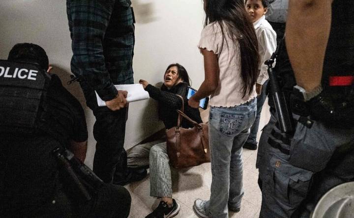 VIDEO: Mujer es empujada por agente del ICE frente a sus hijos; grabación se vuelve viral
