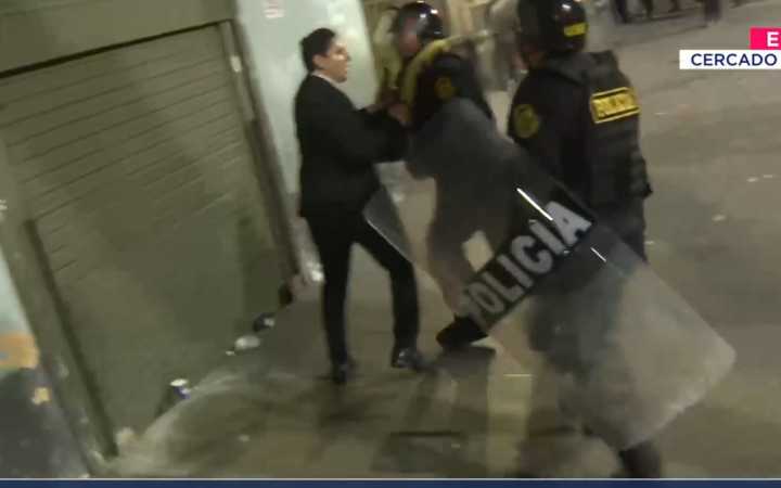 Policías arrinconaron a periodista de Canal N que hacía cobertura de la Marcha de la Generación Z