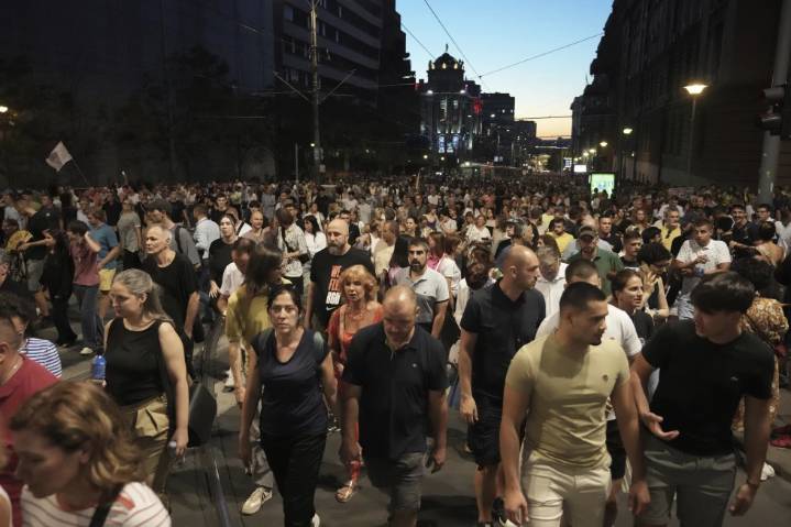 Manifestantes antigubernamentales exigen elecciones anticipadas en Serbia