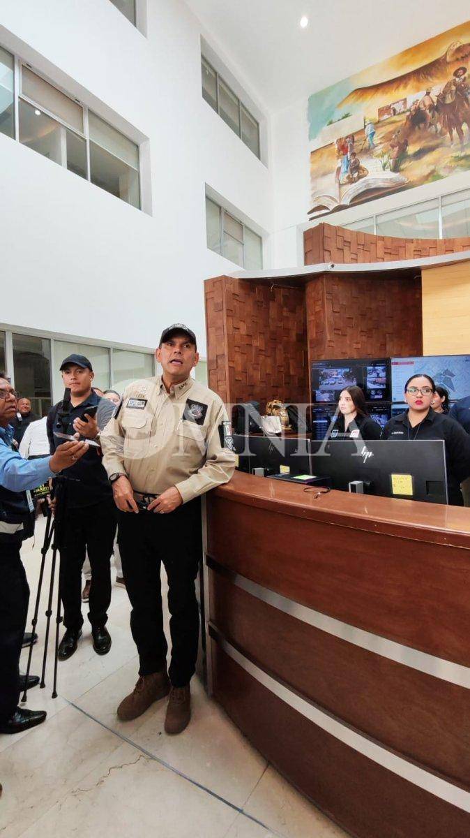 Realiza Gil Loya recorrido en la Plaza del Ángel