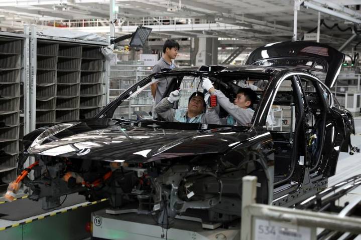 China's industrial profits rise 0.9% in January