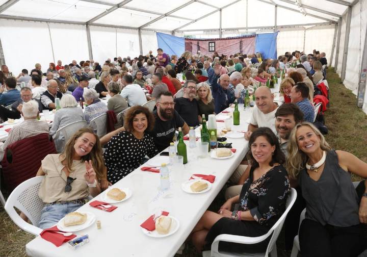 Procesión, corderada y mucha música para despedir las fiestas de San Miguel en Serín, Castiello y Pumarín