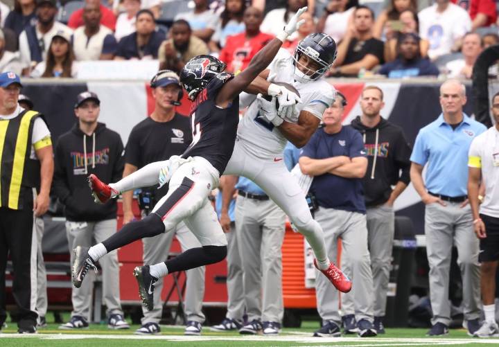 Deadspin | Texans shut down Titans 26-0, pick up first win of '25