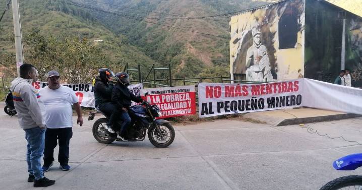 Mineros de California, Santander, bloquean vías en protesta contra estudio del Servicio Geológico