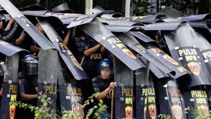 Salen miles a protestar en Filipinas tras revelarse casos millonarios de corrupción en proyectos para controlar inundaciones
