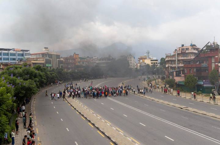 Muere la esposa de un ex primer ministro nepalí tras un incendio provocado por manifestantes