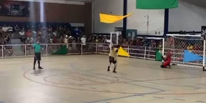 Conmoción en Brasil: un arquero murió tras atajar un penal en un torneo amateur de futsal